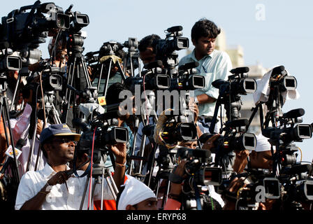 Indische Pressefotografen, Videografen, Kameraleute, Nachrichtenreporter, Fernsehsender, elektronische Medien, Bombay, Mumbai, Maharashtra, Indien, Asien Stockfoto