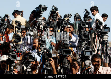 Indische Pressefotografen, Videografen, Kameraleute, Nachrichtenreporter, Fernsehsender, elektronische Medien, Bombay, Mumbai, Maharashtra, Indien, Asien Stockfoto