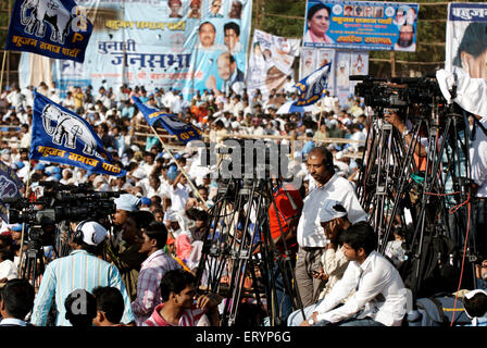 Indische Pressefotografen , Fernsehsender , Videografen , Kameraleute , Reporter , TV-Nachrichtensender , Bombay , Mumbai , Maharashtra , Indien , Asien Stockfoto