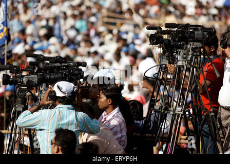 Indische Pressefotografen , Fernsehsender , Videografen , Kameraleute , Reporter , TV-Nachrichtensender , Bombay , Mumbai , Maharashtra , Indien , Asien Stockfoto