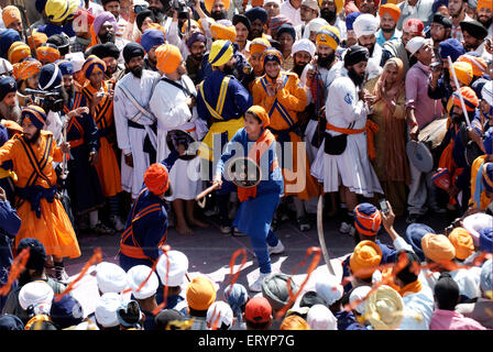 Nihang Sikh Anhänger führen kriegerische Fertigkeit im Publikum anlässlich der Hola Mohalla Festival; Anandpur Sahib; Punjab; Indien nicht Herr Stockfoto