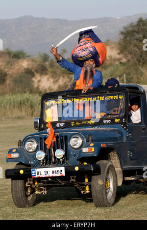 Nihang Sikh Anhänger führen kriegerischen Fähigkeiten während der Fahrt Jeep anlässlich der Hola Mohalla festival Stockfoto