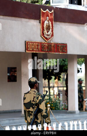 Indischen Border Security Force Soldaten außerhalb BSF Büro in Indien Pakistan internationale Grenze Stockfoto