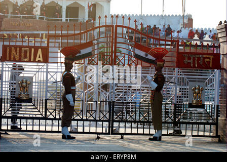 Indischen Border Security Force Soldaten am Abend Retreat Zeremonie genannt senkende Fahnen Wagah border; Attari Stockfoto