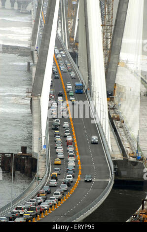 Verkehr, Bandra Worli Rajiv Gandhi Sea Link Bridge; Bombay, Mumbai; Maharashtra; Indien, asien Stockfoto