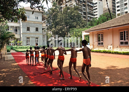 Blinde Schüler der Victoria Memorial School durchführen Mallakhamb Fähigkeiten; Bombay Mumbai; Maharashtra; Indien 25. März 2009 Stockfoto