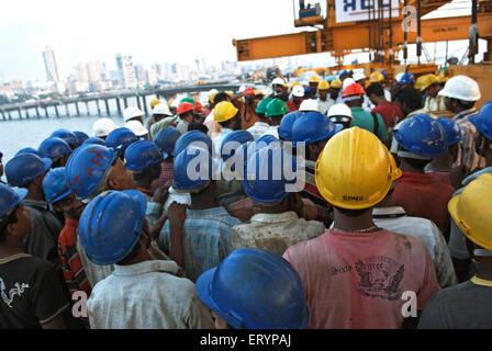 Arbeiter heben letzten block in Bau Bandra Worli Sea Link am Worli Bombay Mumbai; Maharashtra; Indien 28. April 2009 Stockfoto