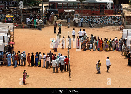 Menschen stehen in der Schlange, um im Wahllokal Bombay Mumbai Maharashtra Indien Asien zu wählen Stockfoto