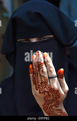 Frau zeigt stimmberechtigten Mark nach Stimmengleichheit bei Wahlen Bombay Mumbai; Maharashtra; Indien 30. April 2009 Stockfoto