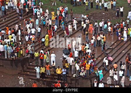 Menschen am Ufer des Flusses Krishna während Ganesh Immersion an Sangli; Maharashtra; Indien 7. September 2008 Stockfoto