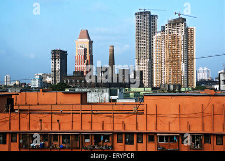 Alt und neu , damals und heute , United India Mill Schornstein umgeben von ITC Grand Central Hotel , Parel , Bombay , Mumbai , Maharashtra , Indien , Asien Stockfoto