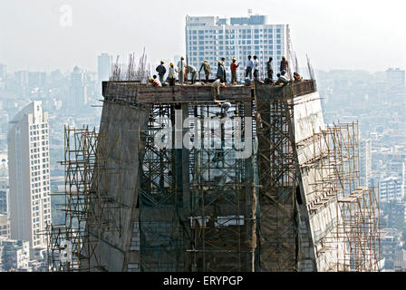 Bauarbeiter arbeiten an Wolkenkratzer Gebäude , Bombay , Mumbai , Maharashtra , Indien , Asien Stockfoto