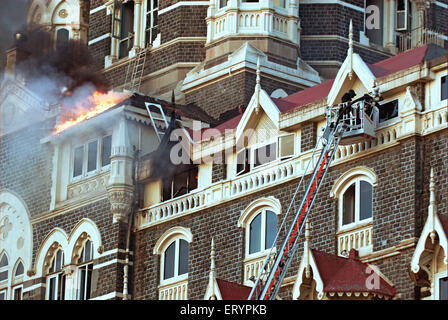 Feuerwehrleute versuchen, Feuer innerhalb des Taj Mahal Hotel nach Terroranschlag von Deccan Mudschaheddin Mumbai begießen Stockfoto