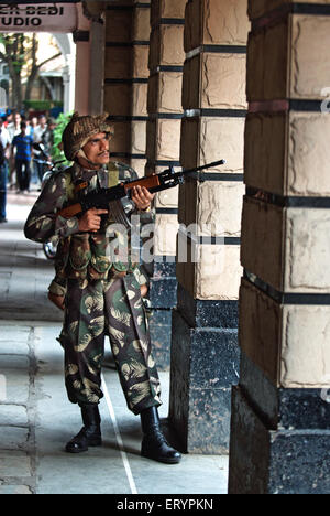 26/11 Bombay Terrorangriff 2008 , Armee Kommandopistolen bereit , Taj Mahal Hotel , Colaba , Bombay , Mumbai , Maharashtra , Indien , Asien Stockfoto