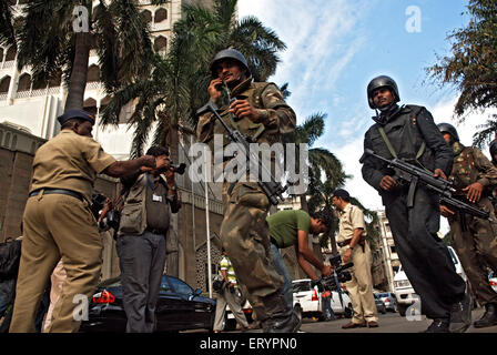 National Security Guard NSG Commandos mit Waffe außerhalb Hotel Taj Mahal nach Terroranschlag von Deccan Mudschaheddin; Bombay Stockfoto