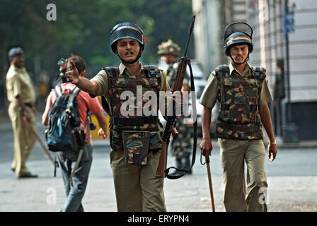 26/11 Bombay Terroranschlag 2008 , Armee Polizei Patrouille , Taj Mahal Hotel , Colaba , Bombay , Mumbai , Maharashtra , Indien , Asien Stockfoto