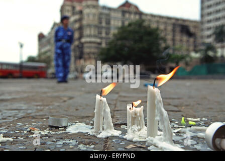 26/11 Bombay Terroranschlag 2008 , Kerzen für Opfer , Taj Mahal Hotel , Bombay , Mumbai , Maharashtra , Indien , Asien Stockfoto