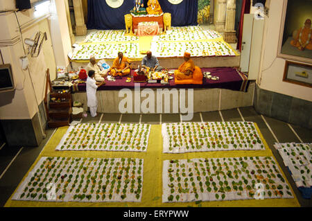 Chopda Lakshmi Puja , Swaminarayan Priest Durchführung Chopda Lakshmi Poojan , Diwali Festival , Bombay , Mumbai , Maharashtra , Indien , Asien Stockfoto