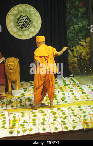 Swaminarayan Priester Chopadi Puja-Ritual durchführen auf Lakshmi Puja durchgeführt; Bombay Mumbai; Maharashtra; Indien Stockfoto