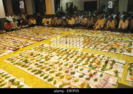 Chopda Lakshmi Puja , Swaminarayan Priest Durchführung Chopda Lakshmi Poojan , Diwali Festival , Bombay , Mumbai , Maharashtra , Indien , Asien Stockfoto