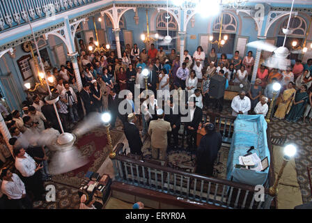 Keneseth Eliyahoo Synagoge, Juden, die Gebete für 26/11 Terroranschläge Opfer, Bombay, Mumbai, Maharashtra, Indien, Asien Stockfoto