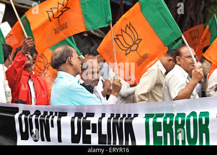 Bharatiya Janata Party , BJP , Aktivisten protestieren gegen 26/11 Terroranschlag ; Bombay , Mumbai ; Maharashtra , Indien , Asien Stockfoto