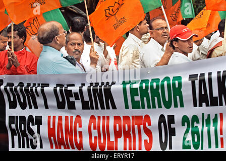 Bharatiya Janata Party , BJP , Aktivisten protestieren gegen 26/11 Terroranschlag ; Bombay , Mumbai ; Maharashtra , Indien , Asien Stockfoto