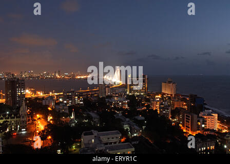 Beleuchtet, Bandra Worli oder Rajiv Gandhi Verbindung mit Bandra Bandstand Skyline; Bombay Mumbai; Maharashtra Stockfoto