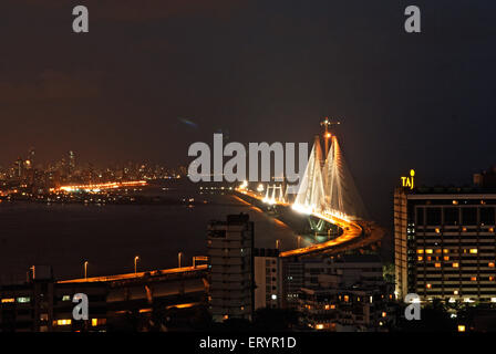 Beleuchtet, Bandra Worli oder Rajiv Gandhi Verbindung mit Bandra Bandstand Skyline; Bombay Mumbai; Maharashtra Stockfoto