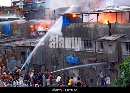 Feuerwehr Feuer mit Schnorchel in den Slums Behrampada Aufguss; Bandra; Bombay Mumbai; Maharashtra; Indien 18. Juni 2009 Stockfoto