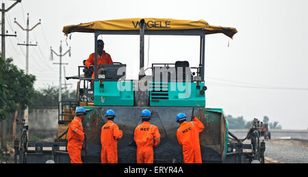 Arbeiter Betrieb Vogele Asphaltstraße Fertiger Maschine, Madras, Chennai; Tamil Nadu; Indien, Asien Stockfoto