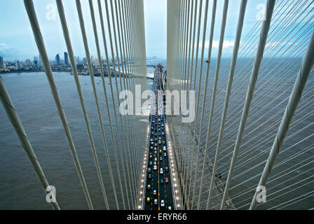 Verkehr auf Bandra Worli Rajiv Gandhi Meer Link; Bombay Mumbai; Maharashtra; Indien Stockfoto