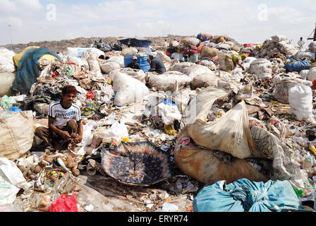 RAG Picker sammeln Müll , Deponie , Abfalldeponien , Deonar , Bombay , Mumbai , Maharashtra , Indien , Asien Stockfoto