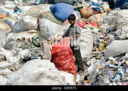 RAG Picker sammeln Müll , Deponie , Abfalldeponien , Deonar , Bombay , Mumbai , Maharashtra , Indien , Asien Stockfoto