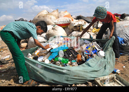 Rag picker Garbage Collecting in Müllhalde Deonar Bombay Mumbai Maharashtra Indien - asb 163523 Stockfoto