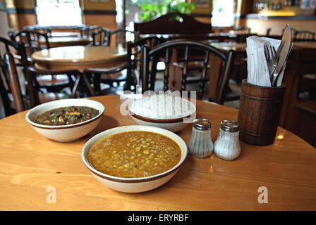 Ghormeh Sabzi dal und Ghemeh Bademhani mit Reis in Irani Café Universal; Fort; Bombay-Mumbai Stockfoto