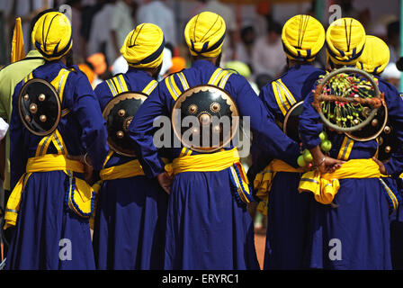 Nihangs Sikh Krieger in der Feier der Weihe des Sikh Guru Granth Sahib; Nanded; Maharashtra; Indien 31. Oktober 2008 Stockfoto