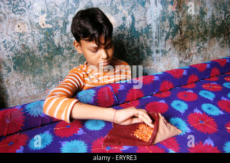 Kinderarbeiter, Kinderarbeit, Junge arbeiten, Jari Fabrik, Govandi, Bombay, Mumbai, Maharashtra, Indien, Asien, indische Kinder arbeiten Stockfoto