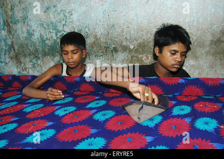 Kinderarbeiter, Kinderarbeit, Jungen arbeiten, Jari Fabrik, Govandi, Bombay, Mumbai, Maharashtra, Indien, Asien, indische Kinder arbeiten Stockfoto