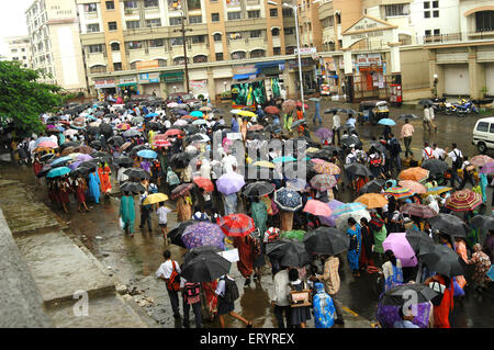 Indischer Protest, Schulkinder und Eltern protestieren im Regen, New Bombay, Navi Mumbai, Maharashtra, Indien, Asien Stockfoto