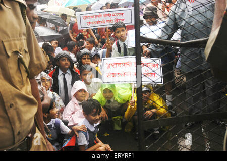 Indischer Protest, Schulkinder und Eltern protestieren im Regen, New Bombay, Navi Mumbai, Maharashtra, Indien, Asien Stockfoto