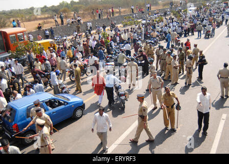 Fahrrad Unfall , Blockierung Straße , Eastern Express Highway , Bombay , Mumbai , Maharashtra , Indien , indische Menschenmenge , Asien Stockfoto