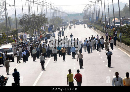 Fahrrad Unfall , Menschen Protest , Eastern Express Highway , Bombay , Mumbai , Maharashtra , Indien , Indisches Publikum, Asien Stockfoto