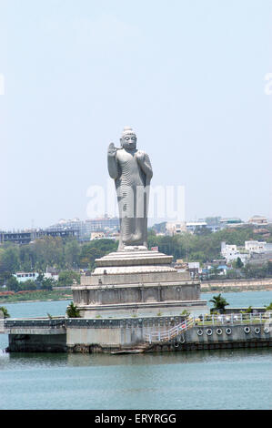 Buddha-Statue befindet sich in der Mitte des Hussain Sagar See in Hyderabad; Andhra Pradesh; Indien Stockfoto