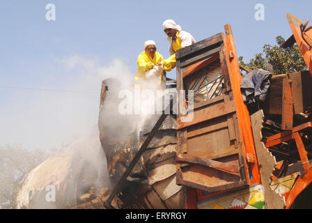 Chemische Tank LKW Unfall, Verstopfung chemische Lecks, Panvel, Maharashtra, Indien, Asien Stockfoto