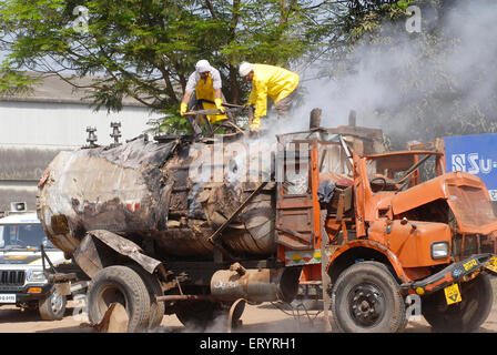 Chemische Tank LKW Unfall, Verstopfung chemische Lecks, Panvel, Maharashtra, Indien, Asien Stockfoto