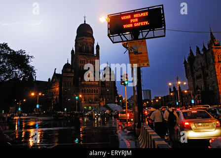 Blitz auf Brihan Mumbai Corporation und elektronische Tafel; DN-Straße; Fort; Bombay Mumbai; Maharashtra; Indien Stockfoto
