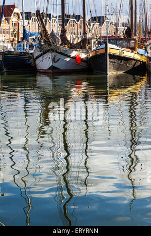 Boote im Hafen von Hoorn in festgemacht. Stockfoto