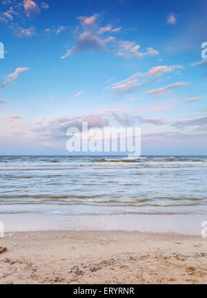 Schönen Sommer Sonnenuntergang am Meer mit gelben Sand, blauer Himmel und rote Wolken in der Ukraine Stockfoto