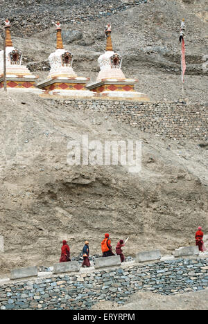 Buddhistischer Mönch darten unter Stupas; Gästehaus; Ladakh; Jammu und Kaschmir; Indien 9. April 2008 Stockfoto